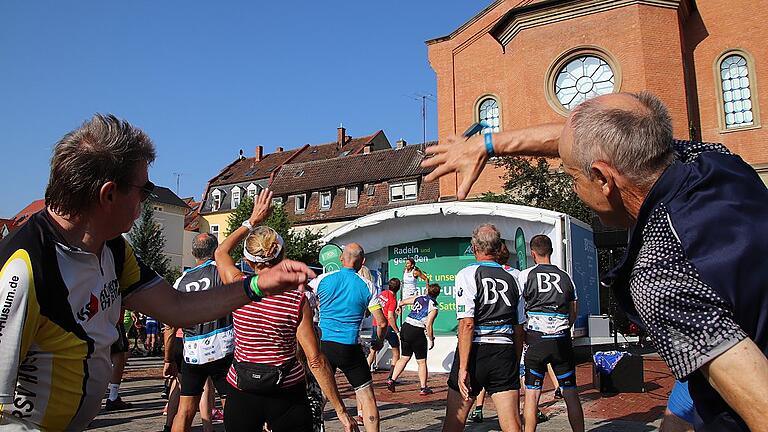 Die BR-Radltour hat Kitzingen am Freitag verlassen. Nach dem Frühstück am Main und einem Aufwärmprogramm auf dem Platz hinter der Alten Synagogen ging es weiter in Richtung Marktheidenfeld. Die BR-Radltour hat Kitzingen am Freitag verlassen. Nach dem Frühstück am Main und einem Aufwärmprogramm auf dem Platz hinter der Alten Synagogen ging es weiter in Richtung Marktheidenfeld.