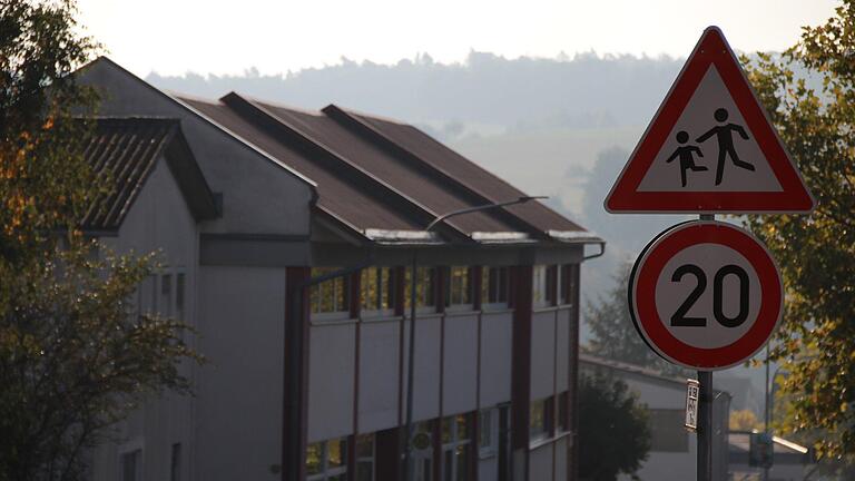 Am Ausweichquartier des Kindergartens Thulba im Jedicke-Haus in der Quellenstraße in Oberthulba halten sich nur zehn Prozent der Autofahrer an die vorgeschriebene Geschwindigkeit. Lösungen sind indes schwierig.Steffen Standke       -  Am Ausweichquartier des Kindergartens Thulba im Jedicke-Haus in der Quellenstraße in Oberthulba halten sich nur zehn Prozent der Autofahrer an die vorgeschriebene Geschwindigkeit. Lösungen sind indes schwierig.Steffen Standke