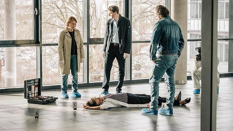 Die Kommissare Paula Ringelhahn (Dagmar Manzel, links), Felix Voss (Fabian Hinrichs) und Sebastian Fleischer (Andreas Leopold Schadt, rechts) betrachten die Leiche von Katrin Tscherna (Katharina Spiering) in einer Szene des Franken-'Tatorts' mit dem Titel 'Ein Tag wie jeder andere'.