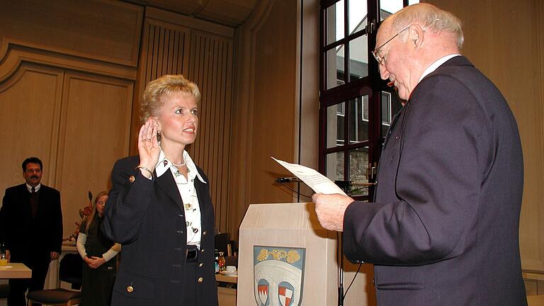 Vereidigung am 6. November 2000: Kitzingens Alt-Oberbürgermeister Rudolf Schardt hatte als ältester Kreisrat die Ehre, der neuen Landrätin im Landratsamt die Eidesformel vorzusprechen.&nbsp;