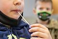 Sollen ab 1. Mai in Bayerns Schulen und Kitas der Vergangenheit angehören: Regelmäßige Corona-Tests im Klassenzimmer für alle Kinder und Jugendlichen.