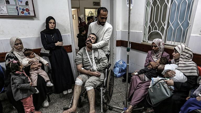 Nahostkonflikt - Palästinenser nach Gefangenschaft - Tausende Palästinenser werden nach einem UN-Bericht unter erbärmlichen Zuständen von Israel festgehalten. (Archivbild) Nahostkonflikt - Palästinenser nach Gefangenschaft - Tausende Palästinenser werden nach einem UN-Bericht unter erbärmlichen Zuständen von Israel festgehalten. (Archivbild)