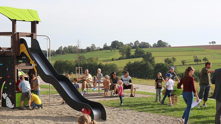 Der neue Spielplatz im Neubaugebiet „Eller V“ in Oberleichtersbach ist eingeweiht worden. - Der neue Spielplatz im Neubaugebiet „Eller V“ in Oberleichtersbach ist eingeweiht worden. Der neue Spielplatz im Neubaugebiet „Eller V“ in Oberleichtersbach ist eingeweiht worden. - Der neue Spielplatz im Neubaugebiet „Eller V“ in Oberleichtersbach ist eingeweiht worden.
