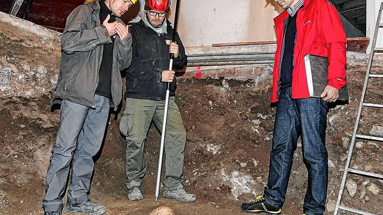 Archäologe Frank Feuerhahn (links) erläutert seinem Kollegen Michael Rösch und Architekt Christoph Jordan (rechts), was sich bislang über das gefundene Skelett sagen lässt. Archäologe Frank Feuerhahn (links) erläutert seinem Kollegen Michael Rösch und Architekt Christoph Jordan (rechts), was sich bislang über das gefundene Skelett sagen lässt.