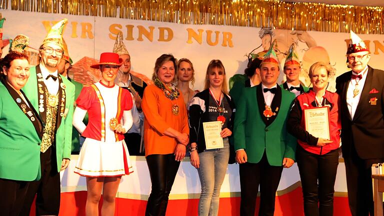 Manfred Schmitt (rechts), Beirat im Bezirksverband Unterfranken des fränkischen Fastnachstverbandes, ehrte Auber Narren: Manuela Weiß (von links), Mitvorsitzende von Narrhutia Aub, Daniel Weiß, Anja Riegel, Margit Schreiber, Stephanie Frischat, Johannes Menth und Judith Veit-Tarolli.