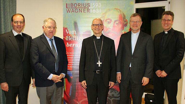 Nach dem Festakt zum 50. Jahrestag der Seligsprechung Liborius Wagners im Heidenfelder Pfarrheim (von links): Pfarrer Paul Reder (Heidenfeld), Prof. em. Dr. Wolfgang Weiß, Bischof Dr. Franz Jung, Generalvikar Dr. Jürgen Vorndran, Pfarrer Dr. Eugen Daigeler (Stadtlauringen).