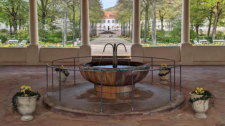 Balthasar-Neumann-Brunnen - Der Balthasar-Neumann-Brunnen in der Bad Bockleter Brunnenhalle Balthasar-Neumann-Brunnen - Der Balthasar-Neumann-Brunnen in der Bad Bockleter Brunnenhalle