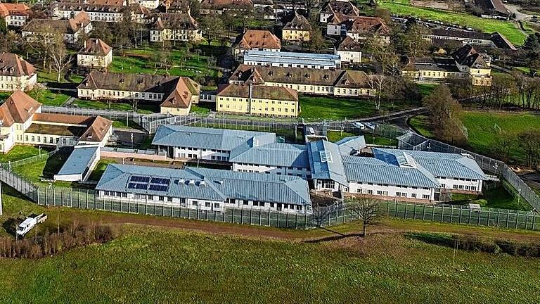 Ein mutmaßlicher Mord in der Lohrer Forensik beschäftigt derzeit das Landgericht Würzburg. Ein heute 28-Jähriger soll 2014 einen Mitpatienten im Schlaf erstickt haben. Ein Gutachter bescheinigt dem psychisch kranken Mann Schuldunfähigkeit. Im Bild zu sehen ist die Forensik.