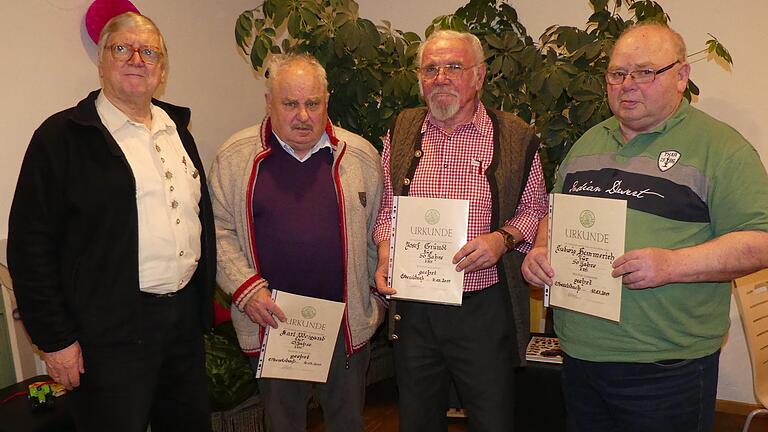 Vorsitzender Peter Kubacky (links) ehrte bei der Jahresversammlung (weiter von links) Karl Weigand (25 Jahre), Josef Gründl (50 Jahre) und Ludwig Hemmerich (50 Jahre) für ihre langjährige Treue zum Rhönklub-Zweigverein Oberelsbach.