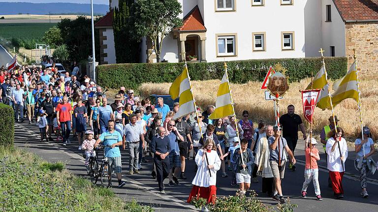 Ein imposanten Einzug bei der Ankunft der Vierzehnheiligenwallfahrt in Frankenwinheim. Pfarrer Stefan Mai holte die Wallfahrer am Ortseingang ab und zog mit ihnen in die Dorfkirche zum Abschlusssegen ein.