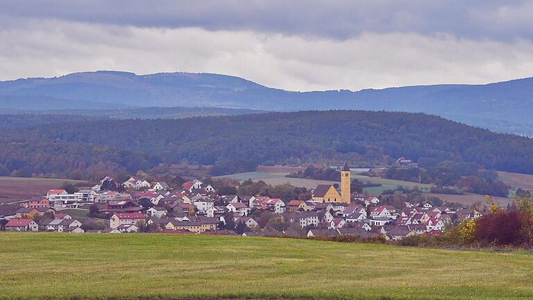 Die Gartenstadt und St. Konrad vor der Rhönkulisse, fotografiert vom Flugplatz des Aero-Club Bad Neustadt aus.