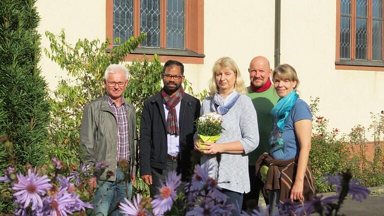 Spendenübergabe: Kirchenpfleger Burkard Erhard (von links), Pater Sony Kochumalayil, die drei Vorsitzenden des Gartenbauvereins Daniela Schmitt, Eberhard Neubert und Silke Kaufmann.  Foto: Doris Bauer       -  Spendenübergabe: Kirchenpfleger Burkard Erhard (von links), Pater Sony Kochumalayil, die drei Vorsitzenden des Gartenbauvereins Daniela Schmitt, Eberhard Neubert und Silke Kaufmann.  Foto: Doris Bauer