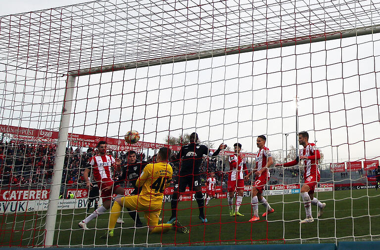 Tom Boeres erster Streich. Der Uerdinger Angreifer trifft nach einr Ecke aus kurzer Distanz zum 1:0 für die Gäste.