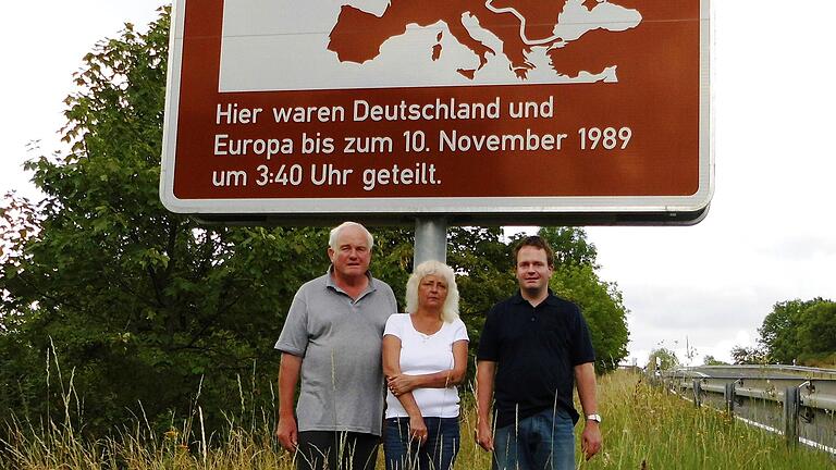 Bild mit touristischer Unterrichtungstafel: Andreas Erhard, Elke Erhard, Manuel Erhard (v. links) im Areal der früheren Grenzübergangstelle Mellrichstadt-Meiningen. Hier begann ihre persönliche Erfolgsgeschichte der deutschen Einheit vor 30 Jahren. Bild mit touristischer Unterrichtungstafel: Andreas Erhard, Elke Erhard, Manuel Erhard (v. links) im Areal der früheren Grenzübergangstelle Mellrichstadt-Meiningen. Hier begann ihre persönliche Erfolgsgeschichte der deutschen Einheit vor 30 Jahren.