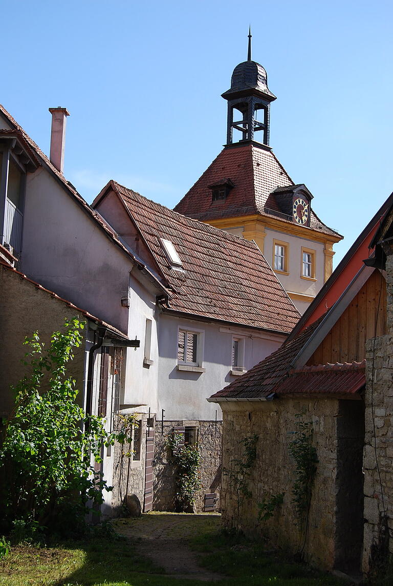 Optisch fragwürdig: Dachliegefenster im Denkmalensemble Altort.