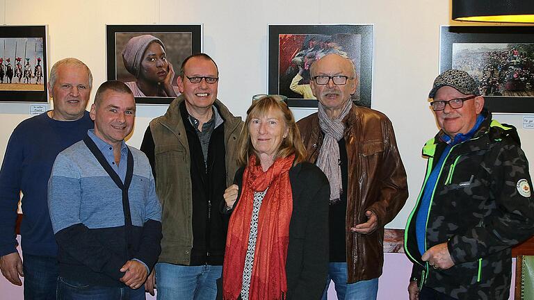 Die Mitglieder des Rhönklub-Fotokreises stellen im Altstadt Café ihre Fotos aus. Unser Bild zeigt (von links nach rechts) Lothar Nöth, Tim Reininger, Gerd Wetzels, Ilse Schwarz, Dieter Britz und Wolfgang Bayer.       -  Die Mitglieder des Rhönklub-Fotokreises stellen im Altstadt Café ihre Fotos aus. Unser Bild zeigt (von links nach rechts) Lothar Nöth, Tim Reininger, Gerd Wetzels, Ilse Schwarz, Dieter Britz und Wolfgang Bayer.