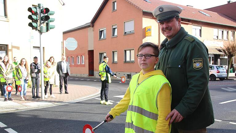 Matthias Kleren bildet seit vielen Jahren Schülerlotsen aus. Wie hier in Oerlenbach stehen Jugendliche und Erwachsene freiwillig an neuralgischen Straßenübergängen oder in Schulbussen Dienst, um den Schulweg sicherer zu machen.       -  Matthias Kleren bildet seit vielen Jahren Schülerlotsen aus. Wie hier in Oerlenbach stehen Jugendliche und Erwachsene freiwillig an neuralgischen Straßenübergängen oder in Schulbussen Dienst, um den Schulweg sicherer zu machen.