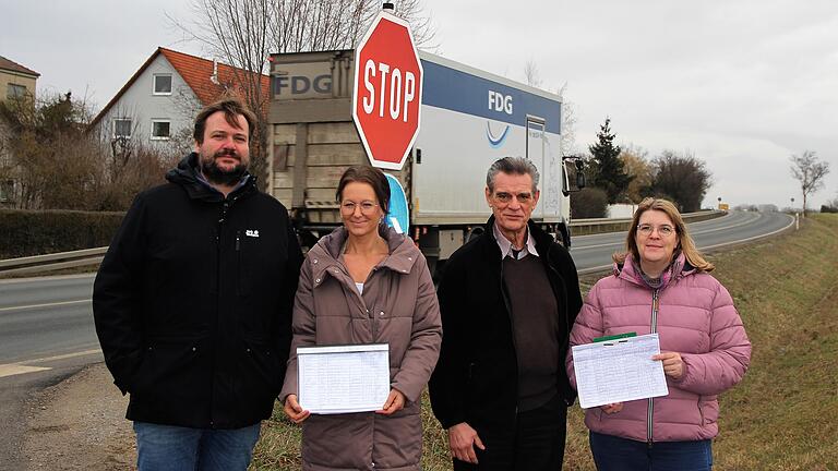 Anlieger der B 22 bei Stadtschwarzach sehen ihre Lebensqualität durch den Neubau der Logistik-Firma Geis zwischen Haidt und Stephansberg unmittelbar beeinträchtigt. Die Initiative 'Gremium B22' mit ihrem Sprecher Oliver Schübert sowie Sandra Remler, Wolfgang Weber und Sonja Forster (von links) hat 117 Unterschriften gesammelt, die das Vorhaben verhindern sollen.