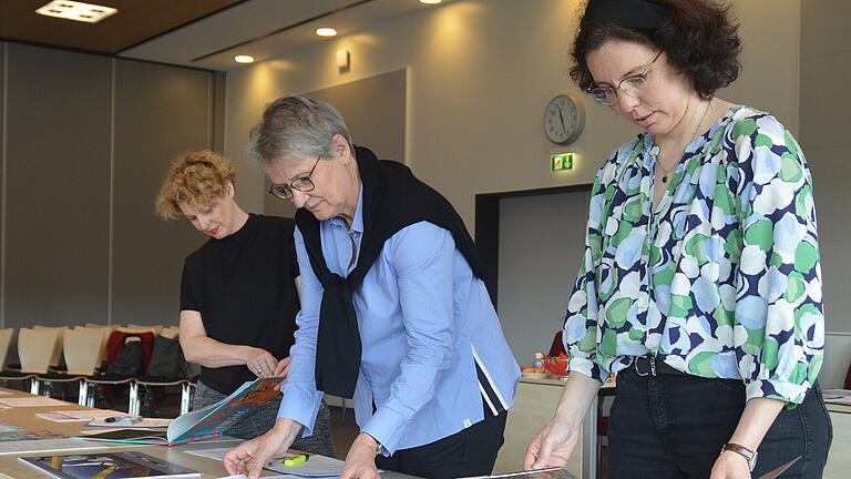 Die Meefisch-Jury bei der Arbeit: (von links) Stefanie Schweizer und Bettina Herre von S. Fischer Verlage sowie Susanne Wunderlich von der Stadtbibliothek Marktheidenfeld.