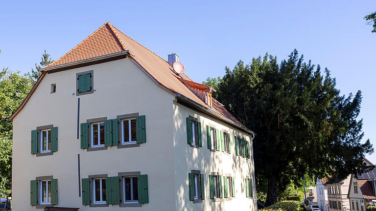 HMB Media/ Heiko Becker       -  Nicole und Bastian Kuhn haben das ehemalige Forsthaus in Werneck mit viel Eigenleistung saniert. Sie wollen Bauwillige zum Nachahmen motivieren.