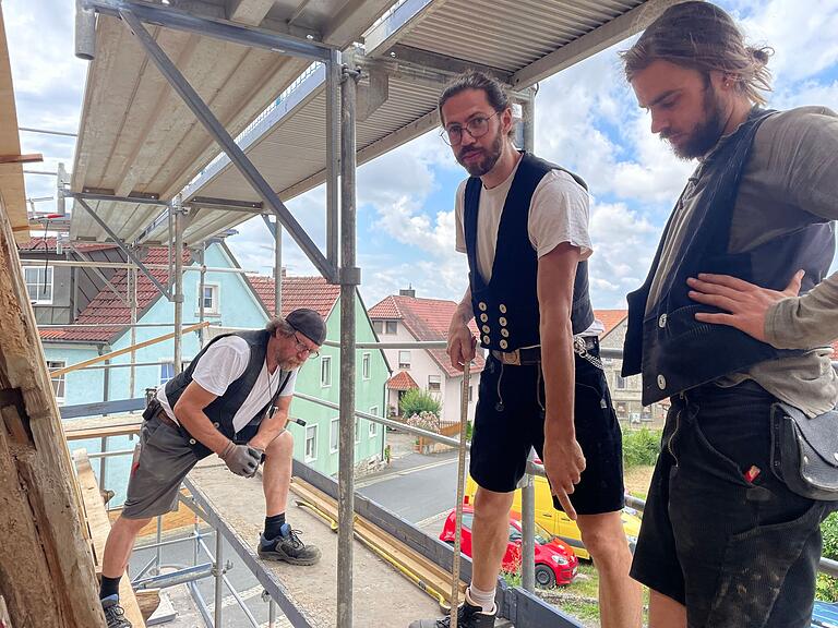 Laurin Teichmann, Gerald Hanft und Jannik Foydl auf der Baustelle in Kleinrinderfeld