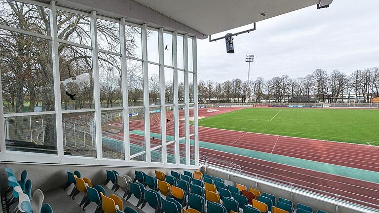 Umsäumt&nbsp; von Bäumen: das Willy-Sachs-Stadion Schweinfurt