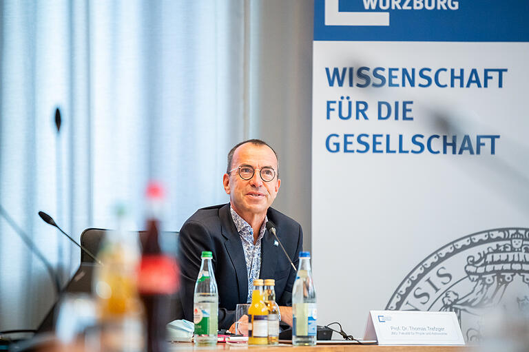 Auf einer Pressekonferenz informiert Prof. Dr. Thomas Trefzger über Ablauf und Höhepunkte des Wissenschaftsfestival 'Highlights der Physik'.