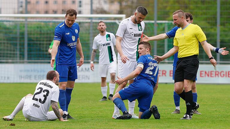 Aufregung an der Mainaustraße: Nach einem Foul von Dennie Michel (rechts) vom FV 04 Würzburg tritt Alexander Piller (links) vom SC Eltersdorf nach. Aus dieser Szene entstand eine Rudelbildung. Der Schiedsrichter gab beiden Spielerndanach die Gelbe Karte.&nbsp;