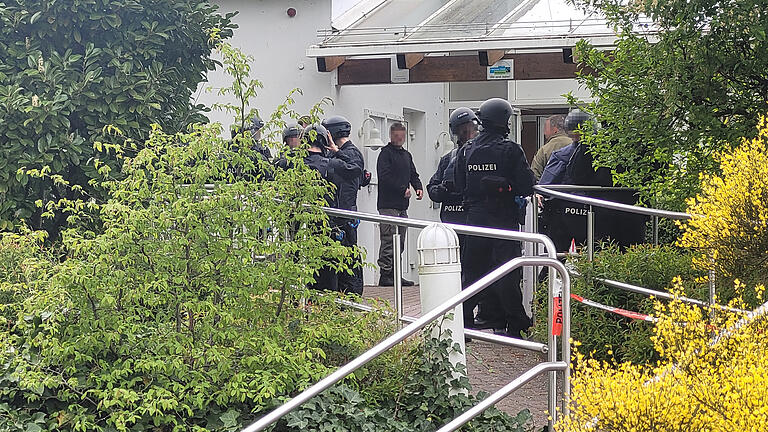 Polizei übt in der Therme Sinnflut Bad Brückenau Bedrohungslagen       -  Die Polizei übte in der Therme Sinnflut Bad Brückenau Bedrohungslagen. Die Akteure waren - wie hier - aber vor dem Gebäude selten zu sehen.