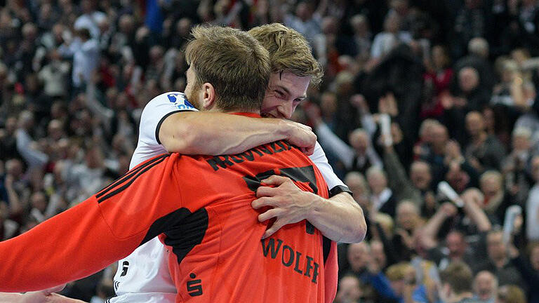 Sieger       -  Kiels Rune Dahmke feiert mit Torwart Andreas Wolff den Sieg. Foto: Axel Heimken
