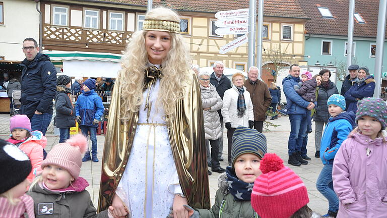 „Himmlischer“ Besuch auf dem Stadtlauringer Weihnachtsmarkt