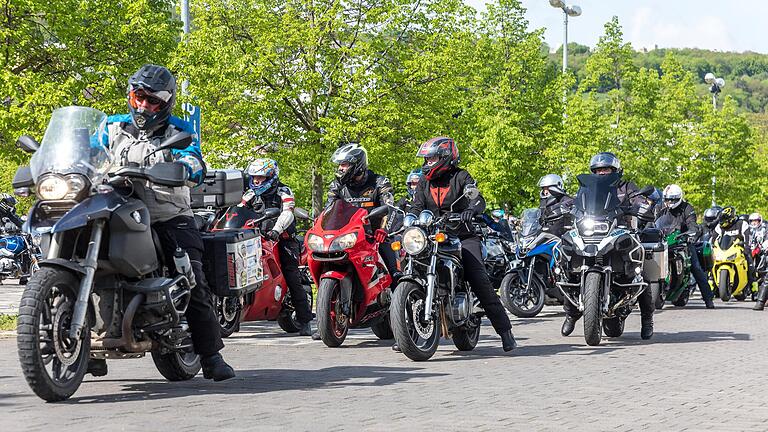 Über 300 Motorradfahrerinnen und Motorradfahrer trafen sich am Samstag auf dem VCC-Parkplatz in Würzburg anlässlich des „Fellows Ride“, einer Motorraddemonstration. Die Motorrad Community macht sich bei diesem Event stark für die Depressionshilfe und sammelt Spenden, die an regionale Einrichtungen für mentale Gesundheit übergeben werden.