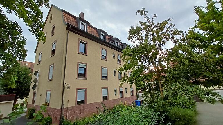 Die Rückseite des ehemaligen Lehrerwohnhauses am Schulplatz in Zellingen soll eine Fluchtleiteranlage bekommen. Sie wird für die Wohnung im obersten Stockwerk den zweiten Fluchtweg bilden.