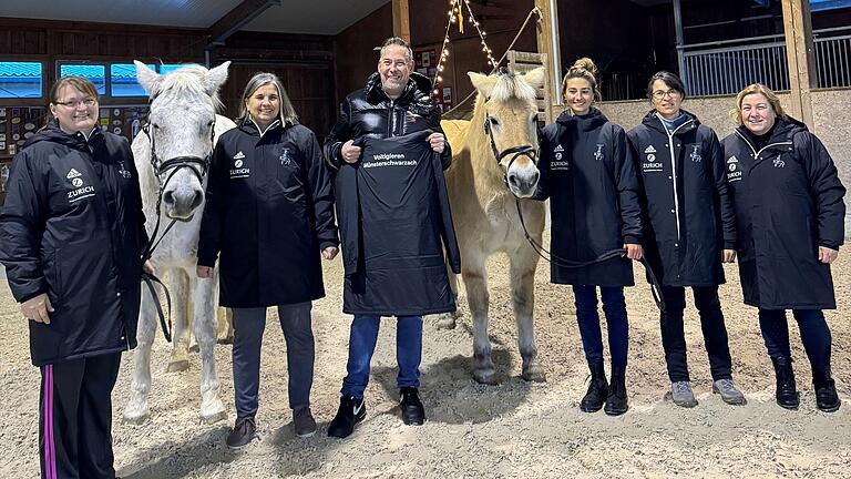 In den neuen Jacken macht das Wintertraining nochmal so viel Spaß (von links): Sandra Oswald, Annette Simon, Alexander Weber, Mona Schwanfelder, Angela Klein und Iris Keller.