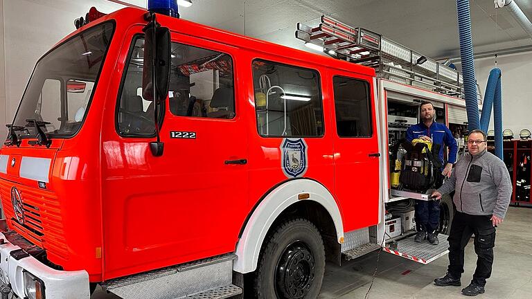 Das Löschfahrzeug der Feuerwehr Trappstadt hat fast 40 Jahre auf dem Buckel, informierte Kommandant Florian Bauer bei einem Besuch von Bürgermeister Michael Custodis. Nun läuft die Beschaffung eines neuen Hilfeleistungsfahrzeug HLF 10. Das Löschfahrzeug der Feuerwehr Trappstadt hat fast 40 Jahre auf dem Buckel, informierte Kommandant Florian Bauer bei einem Besuch von Bürgermeister Michael Custodis. Nun läuft die Beschaffung eines neuen Hilfeleistungsfahrzeug HLF 10.