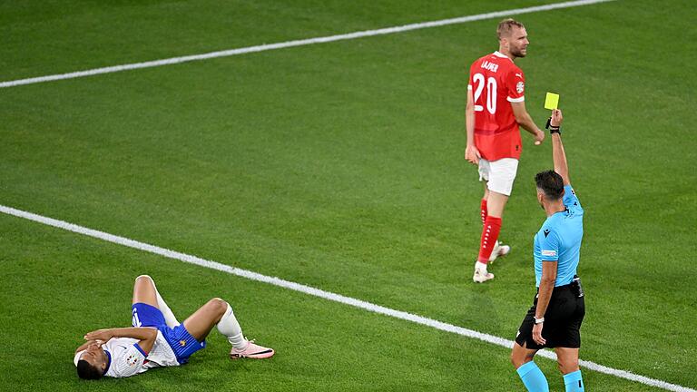 Jesús Gil Manzano       -  Schiedsrichter Jesús Gil Manzano zeigt dem Österreicher Konrad Laimer (m) Gelb nach einem Foul an Kylian Mbappé.