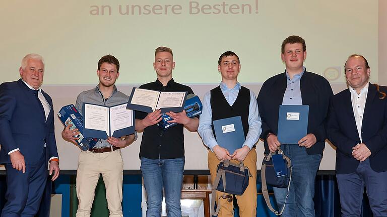 Obermeister Werner Rath (links) und stellvertretender Obermeister Heiko Hasenstab (rechts) ehrten mit (v. l.) Valentin Förster (1. Platz, Firma Weierich, Triefenstein), Louis Schum (1. Platz, Firma Dietrich, Kempfenbrunn), Mirko Herwig (2. Platz, Firma Schreier, Birkenfeld) und Julian Wegmann (3. Platz, Firma Wegmann, Wiesthal) die besten Gesellen der SHK-Innung Main-Spessart. Obermeister Werner Rath (links) und stellvertretender Obermeister Heiko Hasenstab (rechts) ehrten mit (v. l.) Valentin Förster (1. Platz, Firma Weierich, Triefenstein), Louis Schum (1. Platz, Firma Dietrich, Kempfenbrunn), Mirko Herwig (2. Platz, Firma Schreier, Birkenfeld) und Julian Wegmann (3. Platz, Firma Wegmann, Wiesthal) die besten Gesellen der SHK-Innung Main-Spessart.