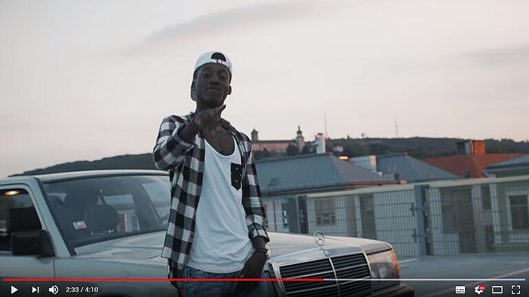 Screenshot aus dem Musikvideo zu 'Würzburg': Sänger und Rapper Aliyas auf einem Parkdeck mit Festungsblick&nbsp; Foto: Screenshot Main-Post/Luis Knenlein / YouTube