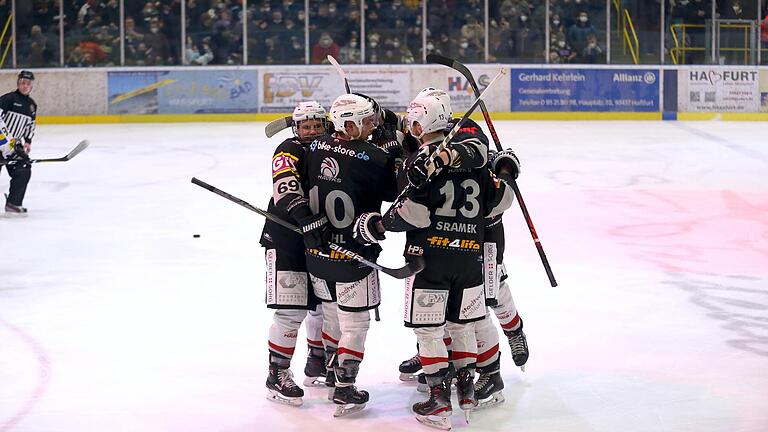 Es hat nicht gelangt. So wie auf dem Archivbild konnten die Haßfurter Hawks (von links Kapitän Christian Dietrich, Alexander Stahl, Jakub Sramek und Jan Trübenekr) beim dritten und alles entscheidenden Play-off-Halbfinale lediglich ein einziges Mal jubeln. Gegner SC Reichersbeuern traf derweil fünf Mal ins Schwarze und gewann deshalb nicht nur die Partie, sondern steigt neben dem EV Pegnitz auch in die Eishockeybayernliga auf.