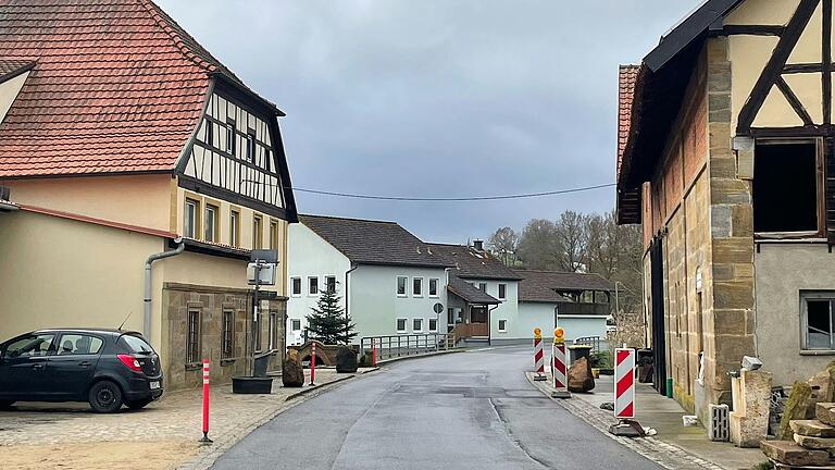 Ein Blick auf die Kreisstraße HAS 57 in der Treinfeldsmühle, wo zum Schutz für die Fußgänger ein Gehweg angelegt und mit einer Fahrbahnverengung eine Geschwindigkeitsreduzierung erreicht werden soll.
