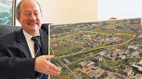 Präsident Axel Haase zeigt, wo die Uni Würzburg am Hubland wachsen wird: Das betreffende Areal der Leighton Barracks ist gelb umrandet, unterhalb davon befindet sich der bestehende Campus. Präsident Axel Haase zeigt, wo die Uni Würzburg am Hubland wachsen wird: Das betreffende Areal der Leighton Barracks ist gelb umrandet, unterhalb davon befindet sich der bestehende Campus.