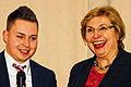 Dankeschön mit Bier: Ortsvereinsvorsitzender Markus Hümpfer und Petra Ernstberger, Parlamentarische Geschäftsführerin der Bundestags-SPD.