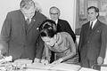 Königin Sirikit schreibt sich in das Goldene Buch der Stadt Bad Kissingen in Gegenwart von (von links) Oberbürgermeister Dr. Weiß, Protokollchef Freiherr von Brand und ihres Gatten König Bhumibol ein. Foto: Archiv/Curt Kleintitschen       -  Königin Sirikit schreibt sich in das Goldene Buch der Stadt Bad Kissingen in Gegenwart von (von links) Oberbürgermeister Dr. Weiß, Protokollchef Freiherr von Brand und ihres Gatten König Bhumibol ein. Foto: Archiv/Curt Kleintitschen