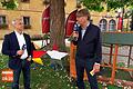 An Tag drei begrüßt Moma-Reporter Peter Großmann (rechts) den Fußball-Experten und ehemaligen Nationalspieler&nbsp;Olaf Thon.