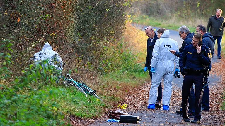 Derzeit sind zahlreiche Einsatzkräfte der Kriminalpolizei in Bad Neustadt vor Ort und prüfen die Umstände, die zum Tod des Mannes geführt haben. Derzeit sind zahlreiche Einsatzkräfte der Kriminalpolizei in Bad Neustadt vor Ort und prüfen die Umstände, die zum Tod des Mannes geführt haben. 