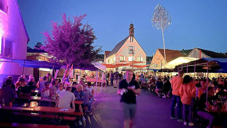 Am 15. und 16. Juni findet in Strahlungen wieder die Meile mit Kunsthandwerkermarkt statt. Am 15. und 16. Juni findet in Strahlungen wieder die Meile mit Kunsthandwerkermarkt statt.