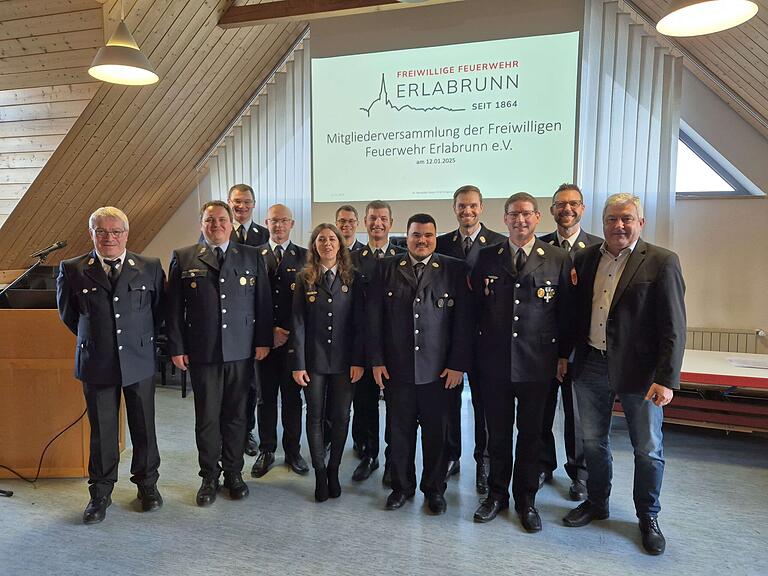 (v.l.n.r.) Kreisbrandmeister Uwe Friedrich, Dr. Benedeikt Peter, Dr. Michael Knauer, Andreas Kraft, Julia Muth, Philipp Lenders, Mario Hüblein, Marcel Holstein, Manuel Hassemer, Thomas Franz, Kreisbrandinspektor Holger Pfeuffer, Bürgermeister Thomas Benkert