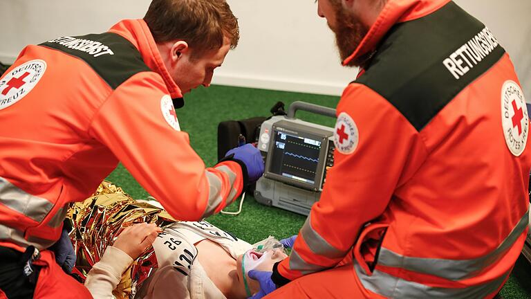 Simulation in der neuen Berufsfachschule für Notfallsanitäter: Das Rettungspersonal kümmert sich um eine schwer verletzte Frau, die im Park vom Fahrrad gestürzt ist. Nina Buchta simuliert hier das Opfer, Max Betz (links) und Simon Saar sind weitere Akteure. Foto: Johannes Kiefer Simulation in der neuen Berufsfachschule für Notfallsanitäter: Das Rettungspersonal kümmert sich um eine schwer verletzte Frau, die im Park vom Fahrrad gestürzt ist. Nina Buchta simuliert hier das Opfer, Max Betz (links) und Simon Saar sind weitere Akteure. Foto: Johannes Kiefer