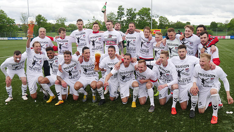 Der TSV Aubstadt ist Meister in der Bayernliga Nord und spielt in der kommenden Saison in der Regionalliga. Nach dem Sieg in Bamberg feierte die Mannschaft den historischen Erfolg ausgelassen.