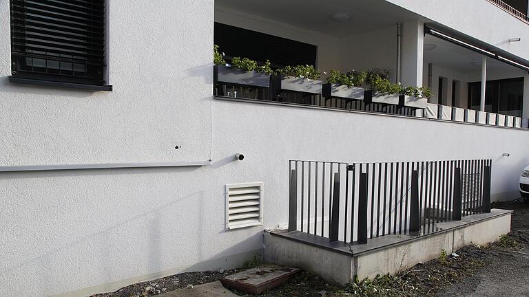 Das Corpus delicti: Die ursprünglich illegal gebaute Fluchttreppe aus der Tiefgarage des Mehrfamilienwohnhauses am Fischerrain in Schweinfurt bleibt, der Bauherr bekam aber eine Geldbuße in vierstelliger Höhe aufgebrummt. Das Corpus delicti: Die ursprünglich illegal gebaute Fluchttreppe aus der Tiefgarage des Mehrfamilienwohnhauses am Fischerrain in Schweinfurt bleibt, der Bauherr bekam aber eine Geldbuße in vierstelliger Höhe aufgebrummt.